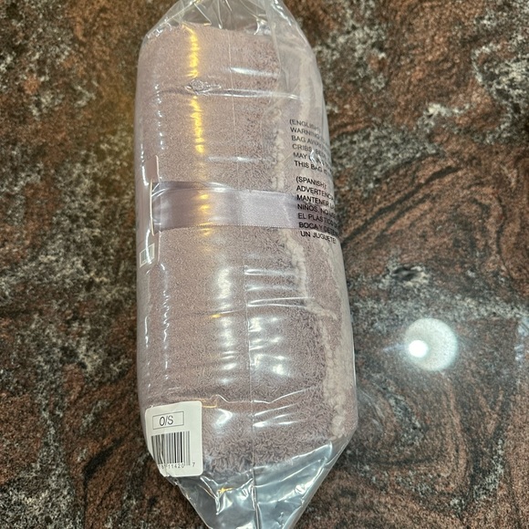 NWT Ulta limited edition plush throw - Picture 4 of 4